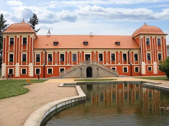Asi nejfotogeničtější objekt v Ostrově nad Ohří - Palác princů, dnes městská knihovna
