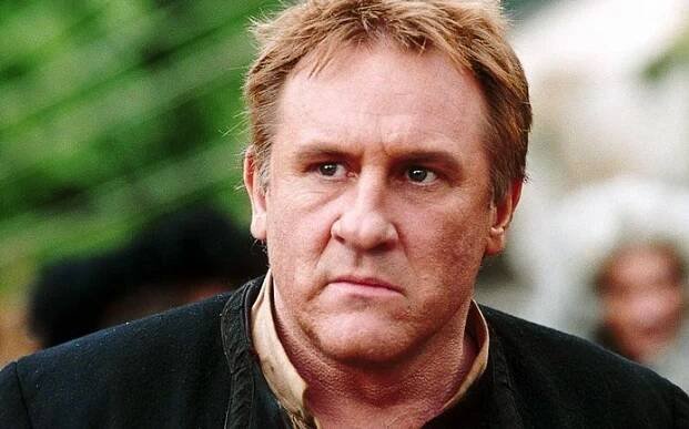 Už mě nemohli zabít, tak mě začali mít rádi, řekl Gérard Depardieu o rodičích. Hledá v diktátorech otce?