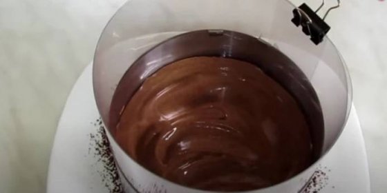 Čokoládový zmrzlinový dort s pouhými 2 ingrediencemi: Žádné pečení a žádné složité krémy - naprosto snadný recept!