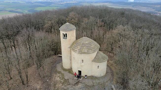 Soubor:Rotunda sv.Jiří na hoře Říp.jpg