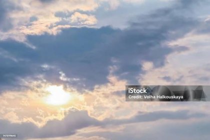 Zamračné nebe pozadí se slunečním světlem přes mraky - Bez autorských poplatků Obloha - Přírodní jev Stock fotka
