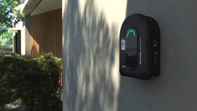Blíží se povinnosti směrnice EU o energetické náročnosti budov: Nová nabíjecí stanice Schneider Electric je pomáhá efektivně splnit