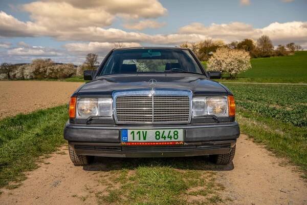 Je nezapomenutelná W124 nejkvalitnější mercedes-benz všech dob? Nebo dokonce nejlepší auto všech dob? Moderní konkurenci zesměšní určitě