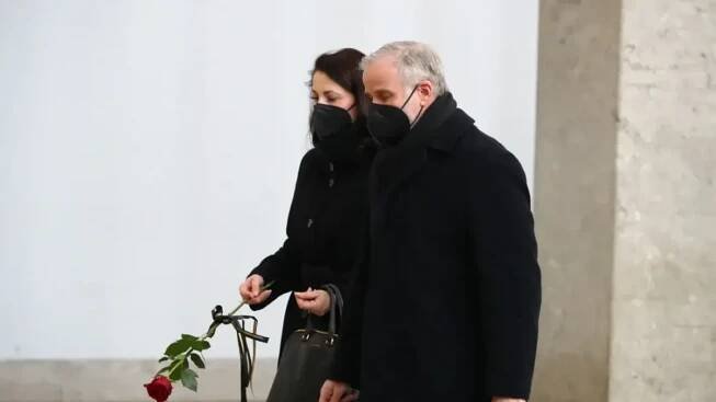 Lucia Kršáková a Lukáš Vaculík na pohřbu režiséra Dušana Kleina (2022)