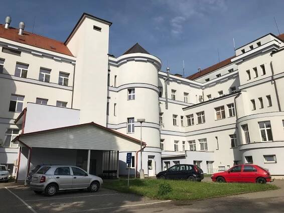Náměstkyně NLZP Jaroslava Bělská a primář interního oddělení MUDr. Stanislav Adamec v Čáslavských novinách 1
