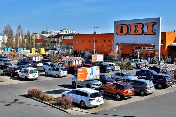Lidé na rady odborníků nedali a vzali útokem Brdy i hobbymarket