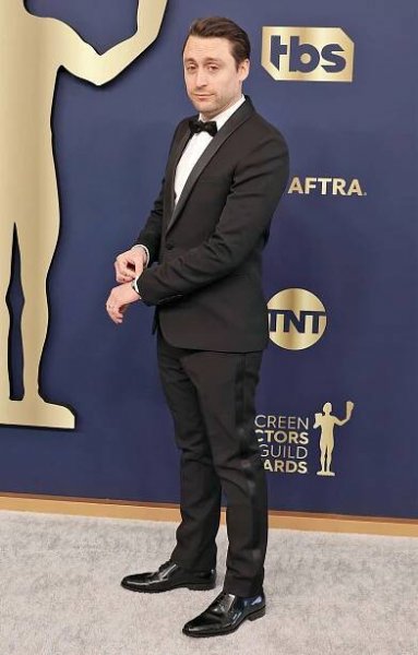 Dad of 2 Kieran Culkin Says 'Sorry Honey' to Wife as He Enjoys a Kid-Free Night at the SAG Awards