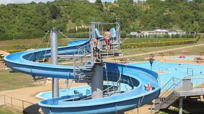 Relax na koupališti v Bučovicích: ohřívaná voda i masážní lehátka