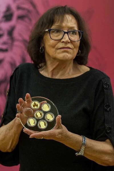 Zpěvačka Marta Kubišová navštívila 5. října Českou mincovnu v Jablonci nad Nisou u příležitosti ražby zlaté mince se svým portrétem. Na snímku je s kolekcí mincí Slavíci ve zlatě.