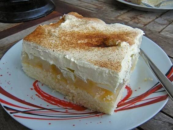 Balkánský jablečný koláč – dort na plechu s jemným piškotem recept - snadnejidlo