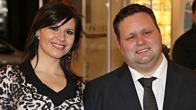 Paula doprovodila do společnosti krásná operní pěvkyně Andrea Kalivodová