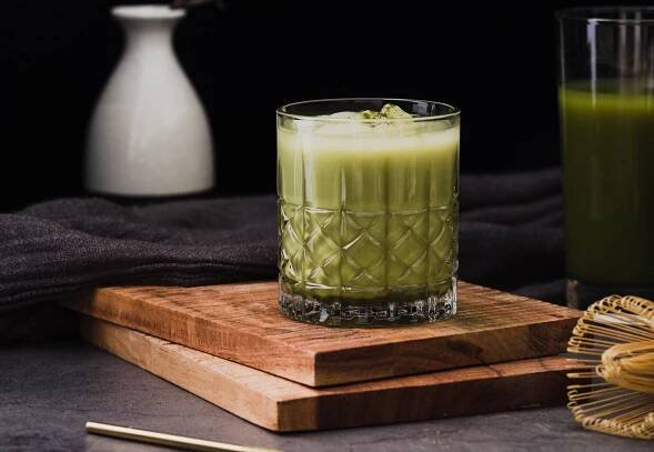 Čaj matcha: Co se skrývá za jeho zářivě zelenou barvou?