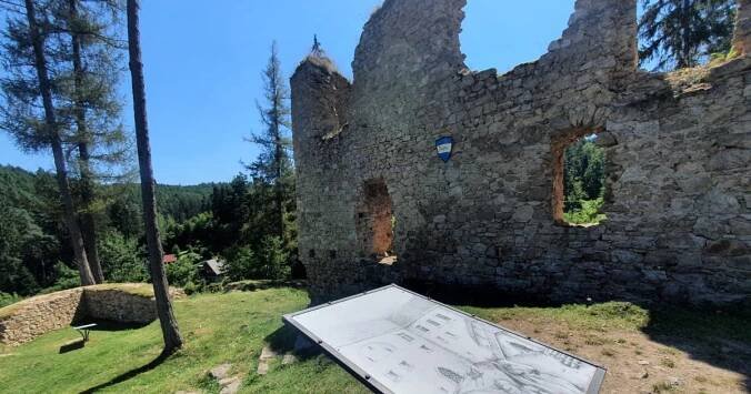 Zřícenina hradu Pořešín poblíž Kaplice před lety chátrala. Po obnově žije díky turistům i akcím