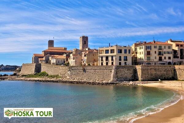 Francouzská riviéra – pláž a město Antibes