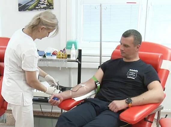 ZACHRÁNCI I V SOUKROMÍ. HASIČI DAROVALI HROMADNĚ KREV | Frýdek-Místek