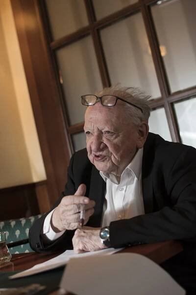 Dvojitý pohřeb Miloslava Stingla (†89): Slavného cestovatele uložili na Slavíně!