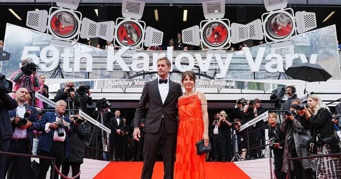 Herec Alexander Skarsgard s partnerkou, herečkou a...