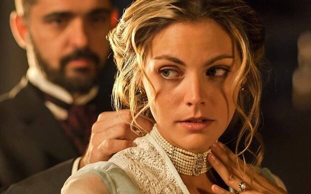 Grand Hotel - Ztracený klenot - Z filmu - Pedro Alonso, Amaia Salamanca