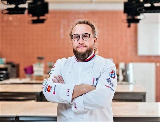 (NE)OBYČEJNÍ: Tomáš Popp, bývalý vegan a aktivista, teď je expertem přes gastronomii, šéfuje kuchařský nároďák a má pořad v TV