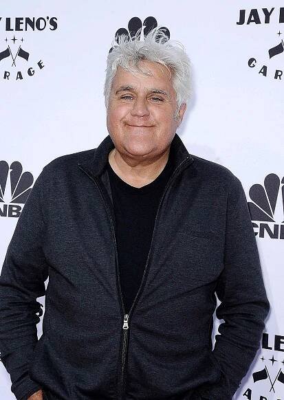 Moderátor Jay Leno poprvé od výbuchu v garáži na veřejnosti. Ukázal vážné popáleniny