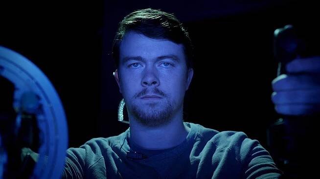 Černé zrcadlo - Medvídek Waldo - Z filmu - Daniel Rigby