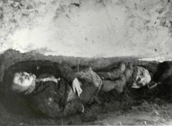 Exhumace těl zavražděných, nalezených v mělkém hromadném hrobě v zámeckém parku ve Vizovicích 15. května 1945