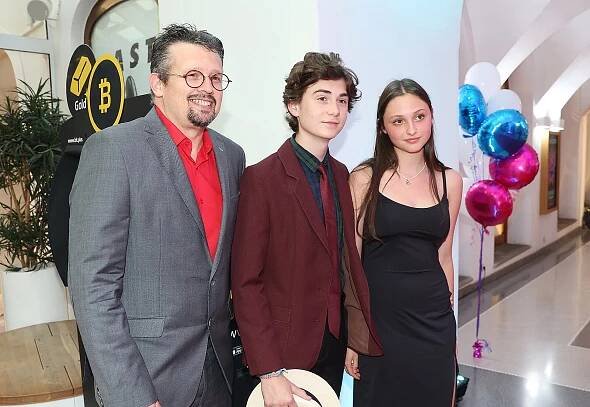 Antonín Kracík přišel podpořit maminku Terezu Kostkovou na premiéru. Pochlubil se pohlednou přítelkyní!