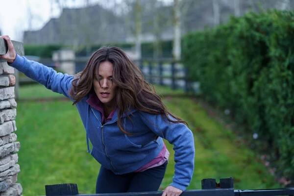 Žena nad propastí - Z filmu - Sarah Butler