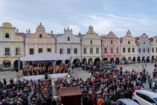 Piráti z Karibiku i Pán prstenů. Melodie z filmů zazní na náměstí v Telči