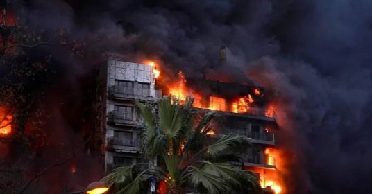 Ničivý požár ve Valencii si vyžádal nejméně 10 životů. Plamenům pomohla i hořlavá fasáda