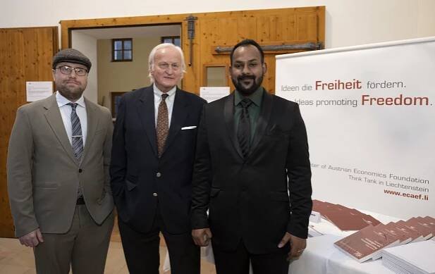 Academic Director prof. Kurt Leube and Prize winners