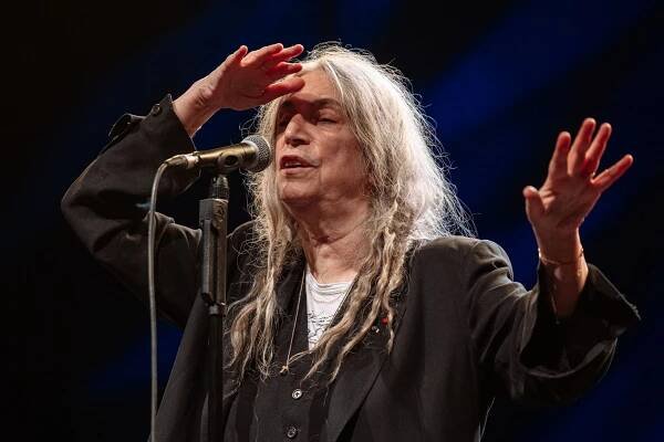 Neobyčejně krásný koncert. Patti Smith četla poezii, vzpomněla na Deppa i Krále