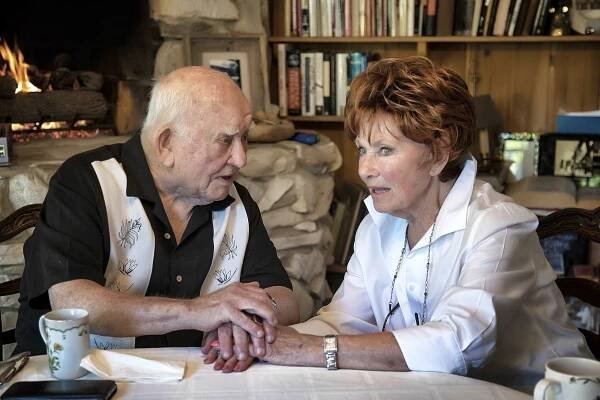 Edward Asner and Marion Ross in Senior Entourage (2021)