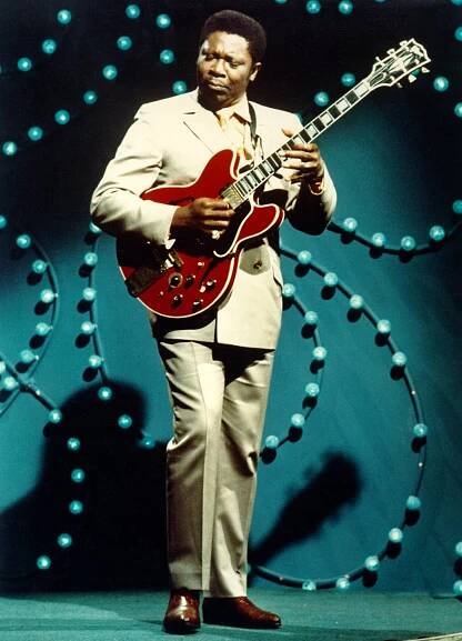 © Michael Ochs, early 1970s, B.B. King performs on a TV show, L.A.
This is such sad news: The “King of the Blues”, guitarist and singer B.B. King, has died aged 89. May his soul rest in peace.
Eric Clapton posted a video tribute on Facebook to...