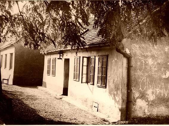 Dům č. 285/594, v pozadí vlevo kousek domu č. 286/616