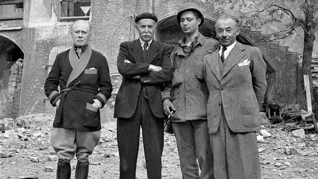 Americký voják s prominentními francouzskými vězni, které s kolegy osvobodil: zleva generál Maurice Gamelin, politik Michel Clemenceau a ex-premiér Paul Reynaud