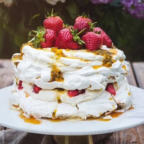 Pavlova s mučenkou a jahodami od Cat & Cook - marksandspencerfood.cz