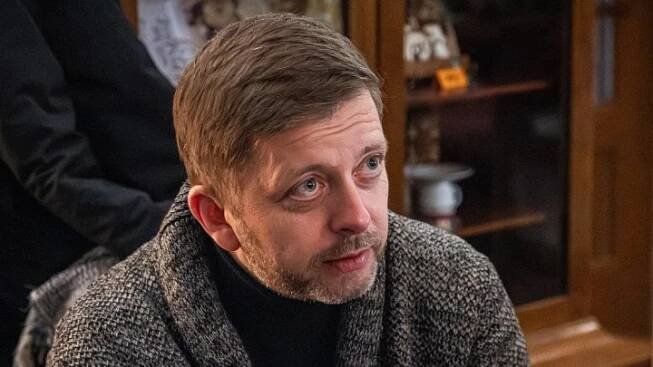 Rakušan lituje smrti matky oběti střelby na FF UK. Odmítala pomoc, napsal ministr