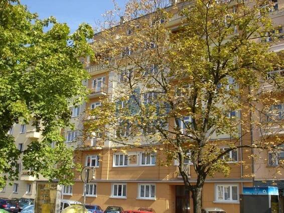 Prodej bytu vel. 2+1 s balkonem v podílovém spoluvlastnictví v obchodním centru Karlových Varů. | Loyd - reality, s. r