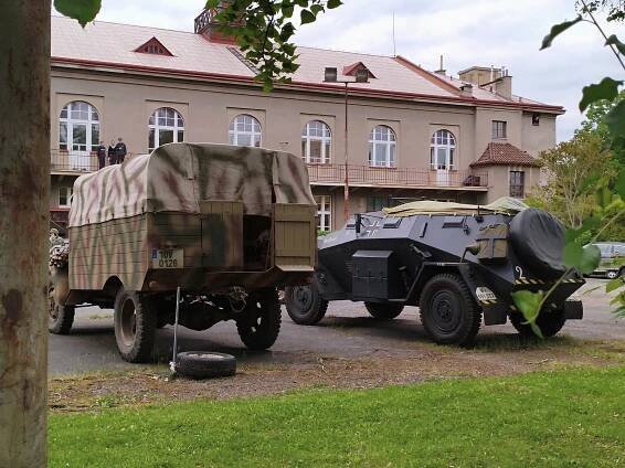 Válečná vozidla obsadila Nusle. Zapojí se do rekonstrukce Pražského povstání
