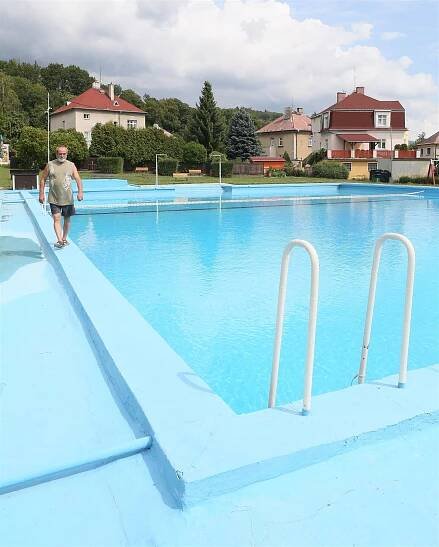 Bazén na koupališti v Dubí se po dvou letech od uzavření dočká opravy