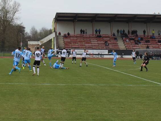 FOTBALOVÉ VELIKONOCE OBRAZEM. Divizní derby o záchranu, Tis stále nahání lídra
