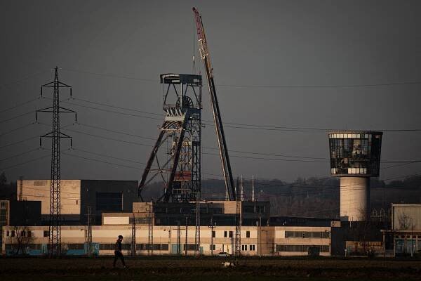 OBRAZEM: Staříč I, Paskov, historie... Těžní věž dolu ve Sviadnově jde k zemi