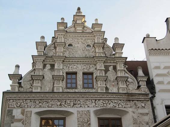 Soubor:Tábor, Pražská 210, štít.jpg