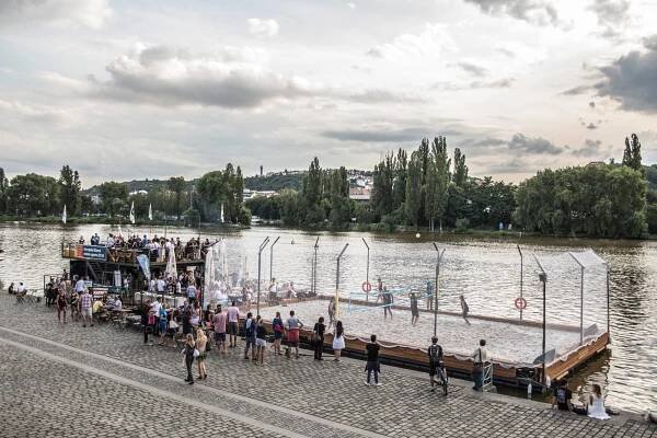 Zahajte víkend na lodi Kayak Beach Bar