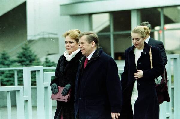 Dagmar Havlová, Václav Havel a Nina Veškrnová, 17. 2. 2000 - Dagmar Havlová s dcerou (1/7)