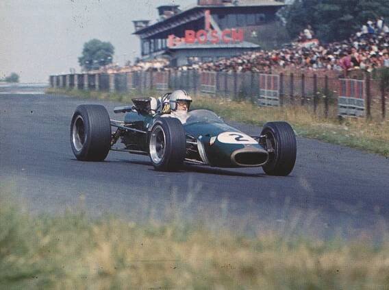 Denny Hulme vítězil ve Formuli 1, navštívil Brno a při klání cestovních vozů odešel pokojnou smrtí