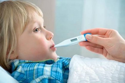 Jak srazit dítěti teplotu: Doktorka Miklášová vysvětluje, jaké léky a babské rady jsou vhodné