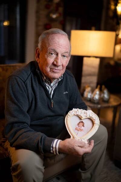 John Bennett Ramsey holding a photo of his daughter JonBenét.