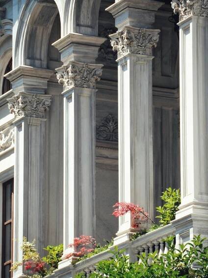 Elegantní španělská Architektura Se Zdobenými Sloupy · Základová fotografie zdarma